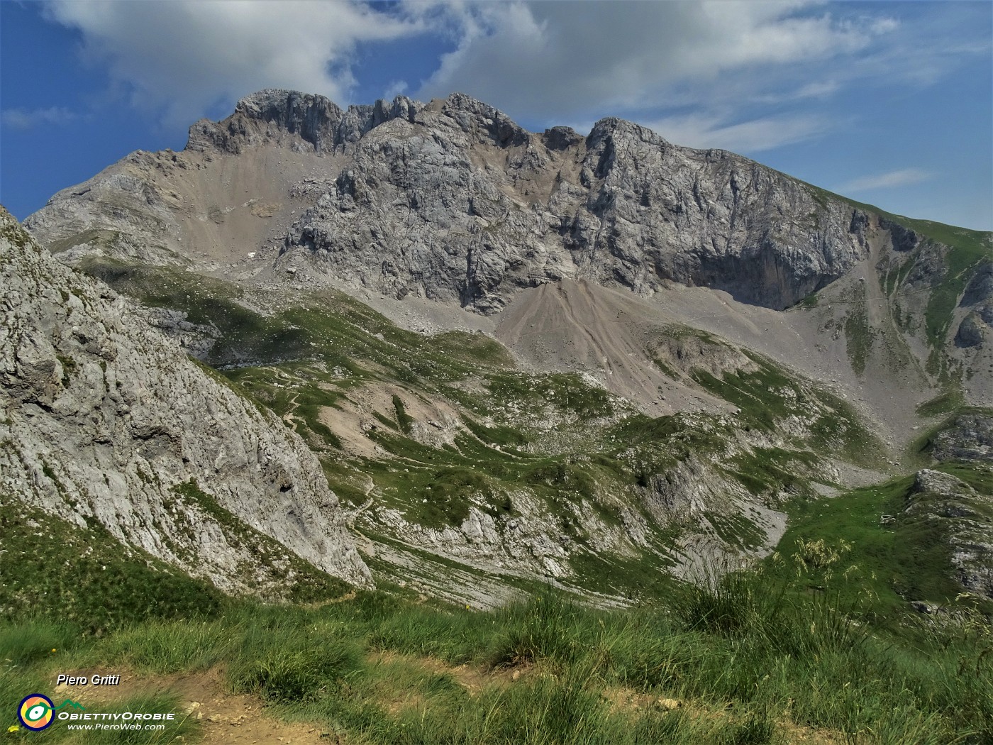 56 Dalla croce della Bocchetta di Corna Piana (2078 m) vista sul Mandrone d'Arera attraversato.JPG